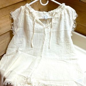 Cream no sleeve sleeve shirt